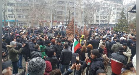 Заради д-р Димитров: Стотици скандират „Свобода!” в Пловдив
