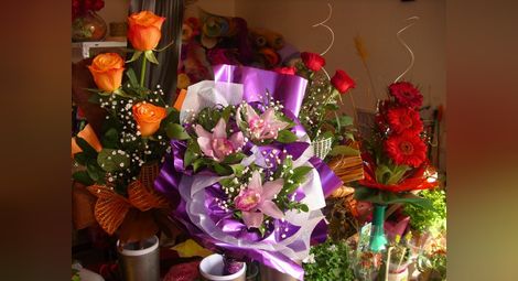 Данъчните запечатват два магазина за цветя за нарушения около 8 март