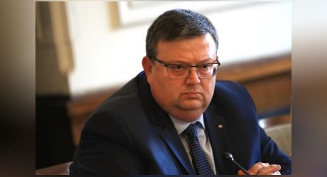 Цацаров атакува в Конституционния съд частната охрана на цели села