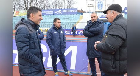 Треньорският щаб на „Дунав“ начело със старши наставника Малин Орачев се чудят какво ли ги чака днес.