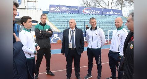 Дежурният делегат Николай Вълчев обяснява на футболисти от „Славия“ защо мачът няма да се играе.