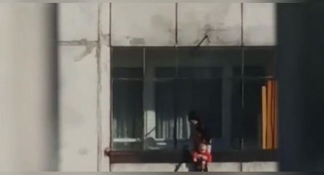 Жена провесила бебе от осмия етаж в София (ВИДЕО)