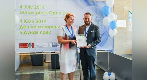  Десислава Алексиева връчва сертификата на Николай Алексиев по време на Деня на отворените врати в „Дунав прес“. Снимка: „ЧЕЗ Трейд“