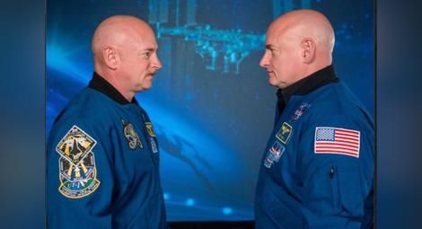 Скот Кели прекарва една година в космоса, а сега има различна ДНК от тази на неговия еднояйчен близнак. Братята Скот (вляво) и Марк Кели са единствените еднояйчни близнаци астронавти в историята. След космическа мисия, която промени ДНК, те може и да не са вече идентични. Снимка: NASA Twins Study