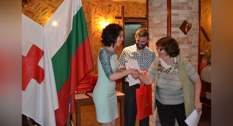 Председателят на Областния съвет на БЧК проф. Тодорка Стефанова награждава Антоанета Ябанозова със званието Заслужил деятел на червенокръстката организация в Русе през 2014 година.