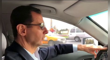 Башар Асад застана зад волана и си направи селфи