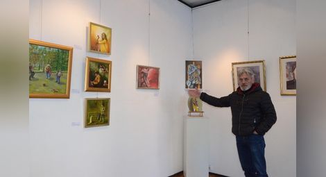 Един от художниците с творби в изложбата - Цветан Симеонов, показва експозицията. 	                    Снимка: Красимир СТОЯНОВ