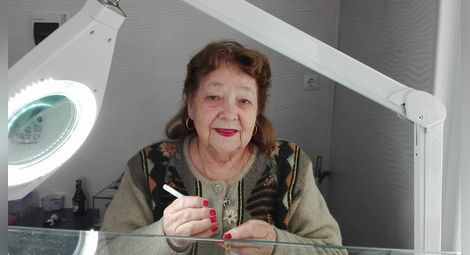 Часовникарка на 83 години още работи в семейното ателие в Русе
