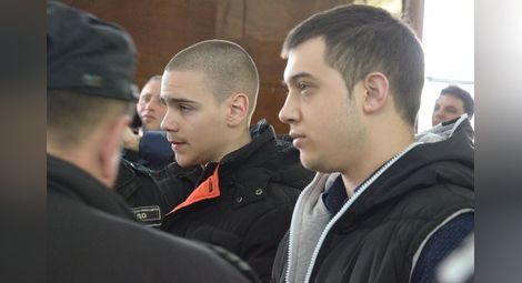 Деян Цветков /вляво/ и Николай Василев в съдебната зала. Снимки: Красимир СТОЯНОВ