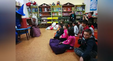 Деца пробваха „галошите на щастието“ в Андерсеновата нощ в библиотеката