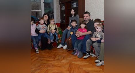 Социалните изведоха 11-те деца от дома на многодетна фамилия