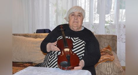 Маринка Брайнова показва цигулката, която иска да дари на талантливо дете.  Снимки: Красимир СТОЯНОВ и личен архив