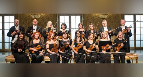 На снимката на цигуларите - това е Симфоничният оркестър на Португалия, секцията на вторите цигулки. Камелия Димитрова е първата отляво надясно при седналите цигуларки. 
