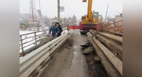 Спешен ремонт на моста беше извършен през февруари миналата година, когато рухна едната от двете метални пешеходни пътеки. 					  Снимка: Архив „Утро“
