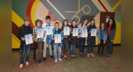 Петокласниците от Софийска математическа гимназия, възпитаници на Надя Кръстева, завоюваха целия набор от призове - първи, втори, трети награди - на националното състезание.  Снимка: Красимир СТОЯНОВ