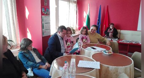 Депутатът от БСП Пенчо Милков прочете приказка от Андерсен на децата. 	           Снимка: БСП