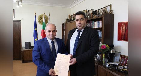 Областният управител Галин Григоров беше сред първите, които честитиха рождения ден на кмета. Снимка: Красимир СТОЯНОВ