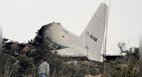 Алжирски самолет катастрофира: стотици загинаха