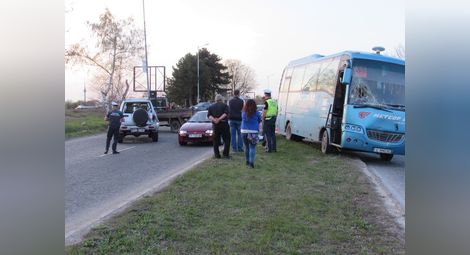 Забранен обратен завой вкара автобус във верижна катастрофа
