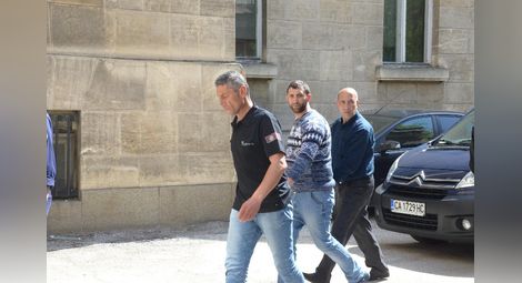 Тримата арестувани на път към съдебната зала. Снимка: Красимир СТОЯНОВ