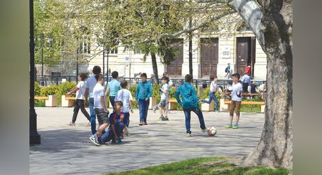 Деца от училище „Христо Ботев“ превърнаха „Батенберг“ в стадион
