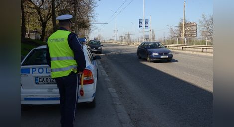 Полицейски екип на КАТ следи за скоростта до ОУ „Алеко Константинов“ на бул.“България“.  Снимка:Красимир СТОЯНОВ