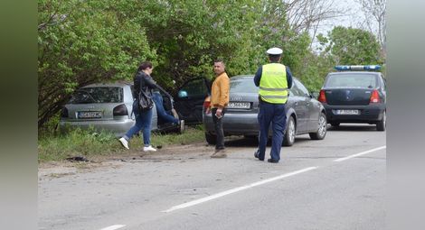Кола с четирима души се блъсна в дърво след опит за изпреварване