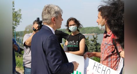 Министър Нено Димов се срещна с протестиращите за чист въздух в Русе.                                           Снимка: Красимир СТОЯНОВ