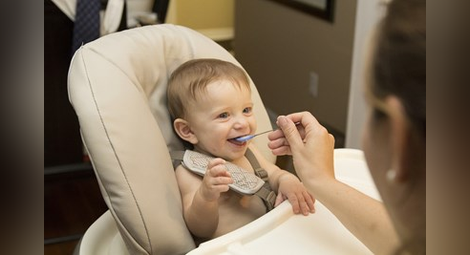 Британски диетолози препоръчват бебетата да бъдат захранвани с броколи и спанак