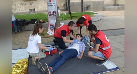 Доброволци демонстрираха първа помощ в чест на юбилея на Червения кръст