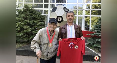 97-годишен русенски футболист на ЦСКА с юбилеен медал от „Армията“