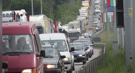 Катастрофа между кола и ТИР задръсти движението около Дунав мост