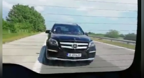 Опасно шофиране на „Тракия”: Черен джип притиска автомобил на пътя