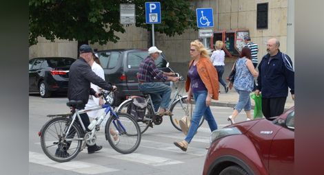 Велосипедисти отново опасно превзеха пешеходните зони