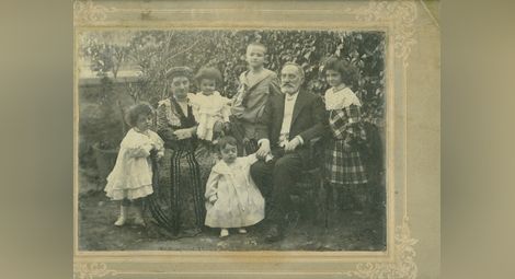 Семейството на художника в Русе през 1886 г., фотографирано от К. Курциус. Бащата Маркус, майката Софи, големия брат Сами, по-малкият брат Йозеф и сестра му Ида. Детето, което е в майката, е Жул Паскин. Истинското му име е Юлиус Пинкас.
