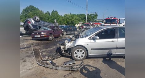 Толкова зверска катастрофа скоро не е имало в България! Шест коли са смазани, има много ранени!