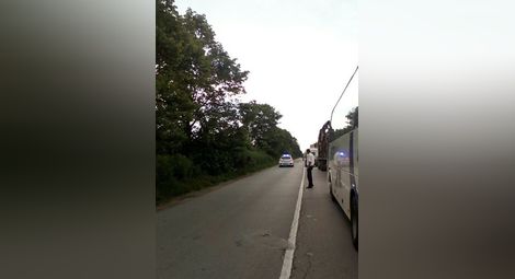Шофьор изхвърча от автомобила си след удар с камион на Мойсев баир