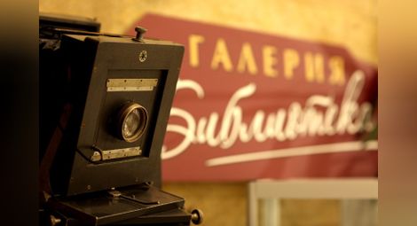 Красимир Искъров показва колекция ретро фотоапарати