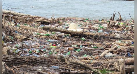 Дънери пречат за почистването на пластмасовия остров край Мартен