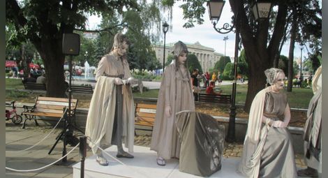 „Виковете на Париж“ показват  живи статуи от театър „Маска“