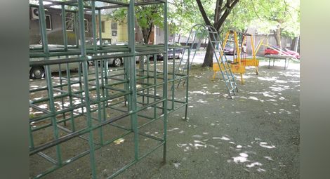 Така изглежда сега детската площадка пред блок „Съединение“. 				   Снимка: Красимир СТОЯНОВ