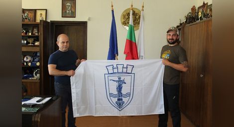 Кметът Пламен Стоилов изпрати пътешественика със знамето на Русе. 