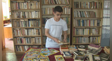 Ученик дари над 3000 книги на читалища и възрастни хора