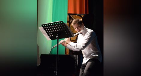 Министър Боил Банов връчи отличие на младия флейтист Димитър Димитров
