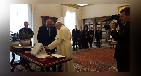 Борисов покани папа Франциск да посети България