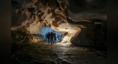 Гостите разглеждат пещера Орлова чука.  Снимки: www.wsj.com