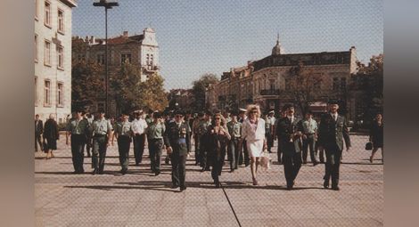 Шествието на 12 октомври 1993 г. в центъра на Русе. 