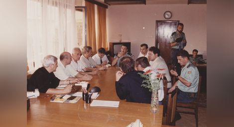 През юли 1993-а генералът /вторият отляво/ идва на посещение в Русе и се среща с домакините на Гуардия Сивил