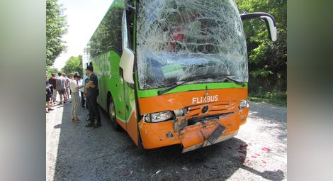 Два румънски автобуса и мазда от Букурещ се удариха край Пиргово