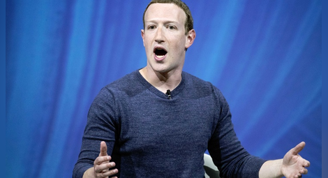 Акционерите на „Фейсбук“ поискаха оставката на Зукърбърг